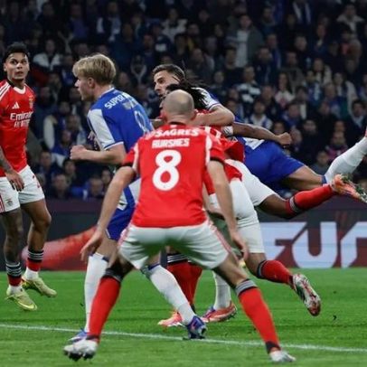 Quem estava com quem no golo de Bednarek no FC Porto-Benfica