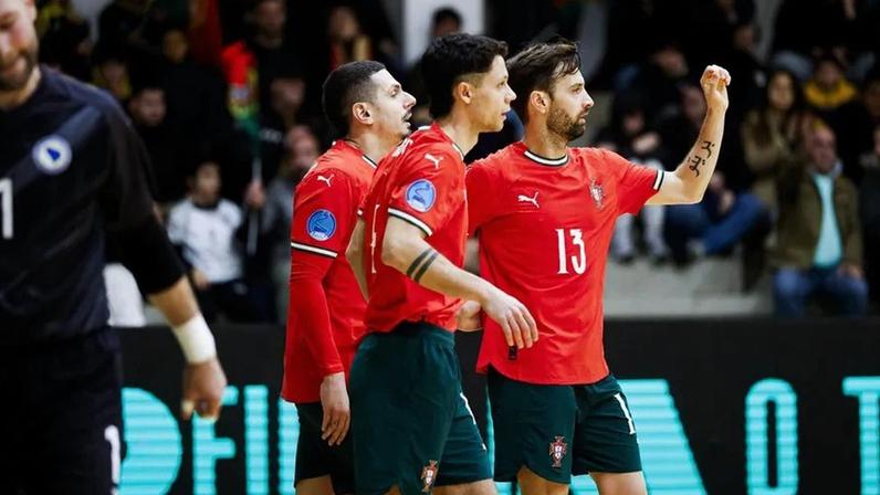 Jogadores portugueses festejam frente à Bósnia