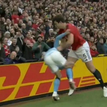 Bernardo Silva e Maguire em troca de palavras no dérbi de Manchester