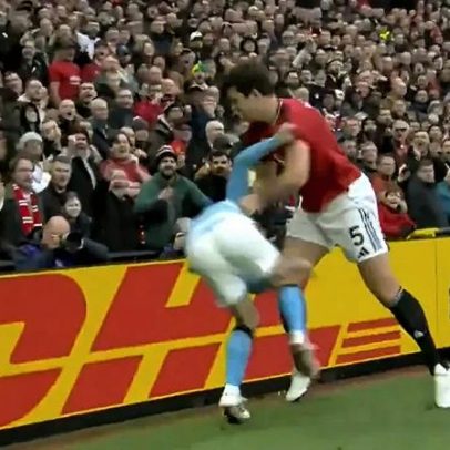 Bernardo Silva e Maguire envolvem-se num confronto no dérbi de Manchester