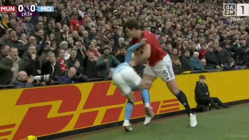 Bernardo Silva e Harry Maguire pegados no Man. United-Man. City