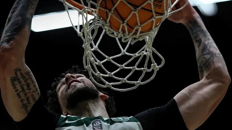 Sporting vence Ovarense