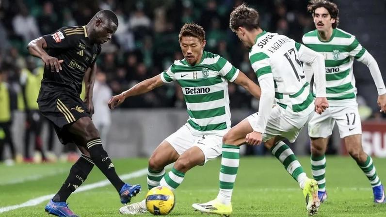 Na vitória do Sporting contra o Casa Pia (3-0), Morita vigiou Abdu Conté de perto