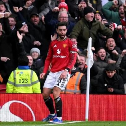 Bruno Fernandes em versão cantonesa recebe elogios de Neville e recado a Amorim