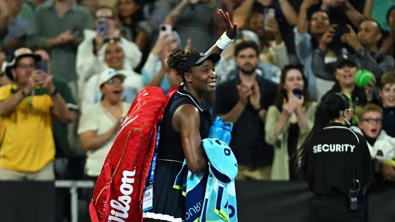 Venus Williams acena ao público durante o Open da Austrália