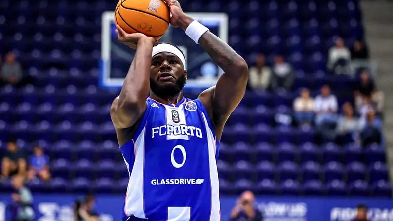 Javian Davis liderou dragões