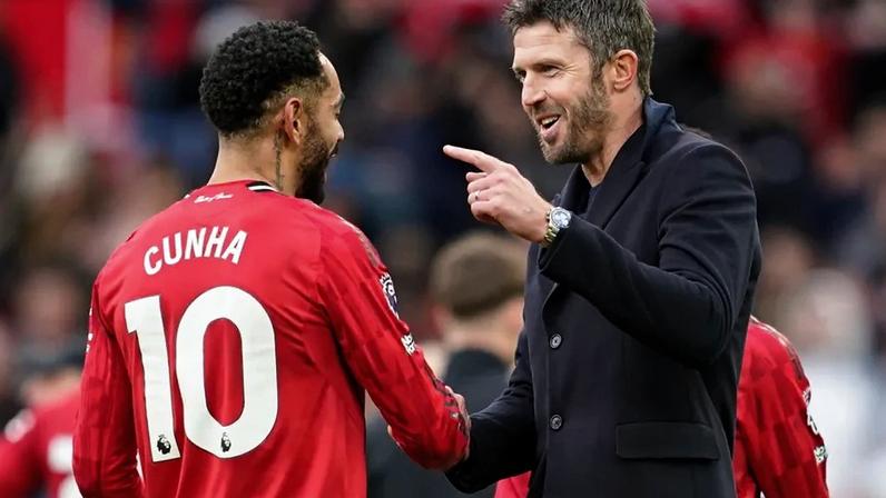 Michael Carrick cumprimenta Matheus Cunha, no fim do Man. United-Man. City