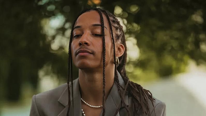 Jéssica reage às eleições com cravos, após mensagem sobre escolhas democráticas