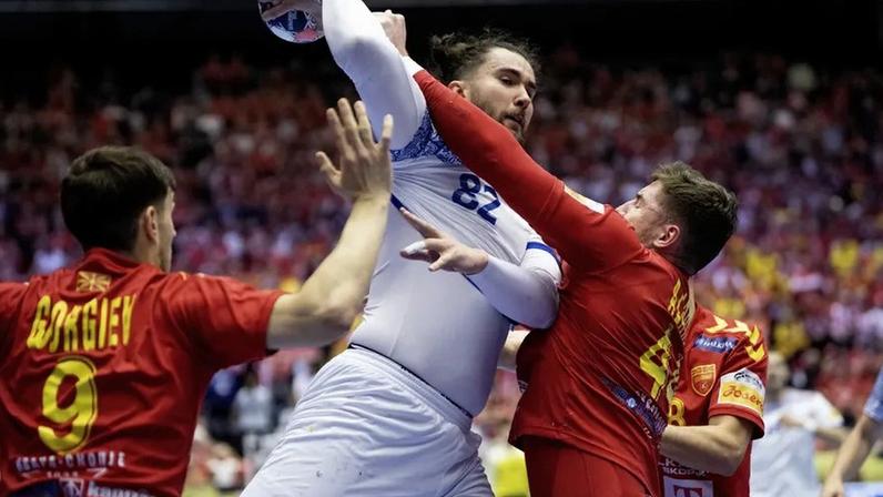 Luís Frade em ação frente à Macedónia