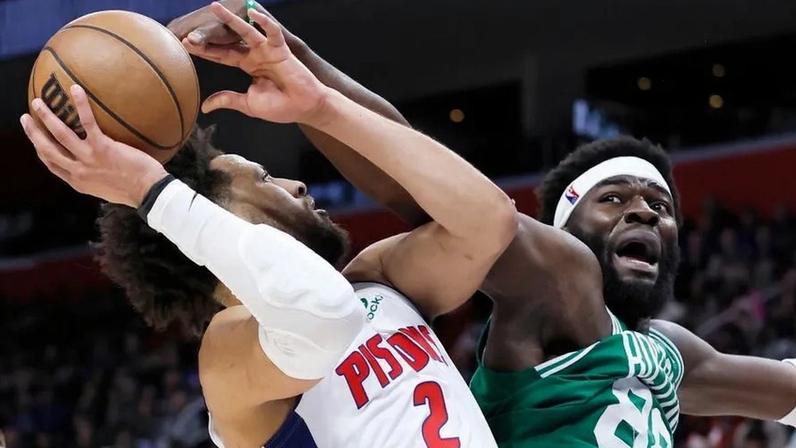 Neemias Queta em disputa com Cunningham