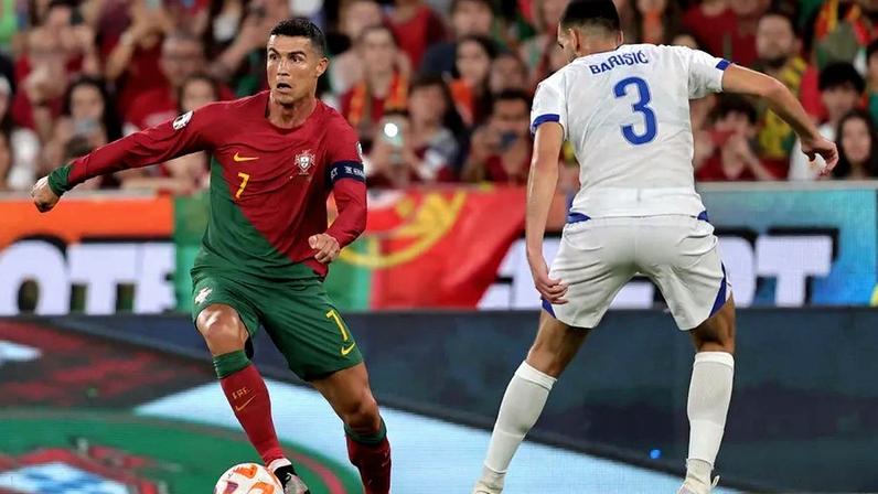 Ronaldo pressionado por Barisic, no Portugal-Bósnia de 2023
