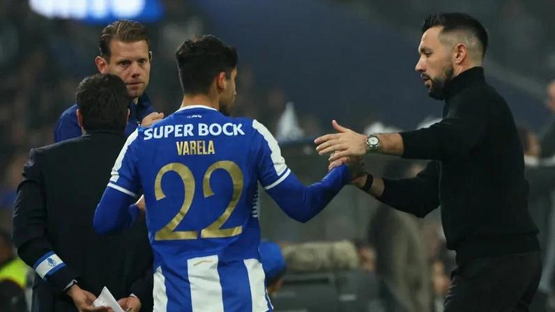 Alan Varela cumprimenta Francesco Farioli