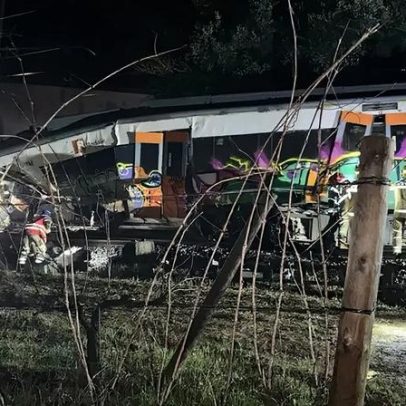 Pelo menos 15 feridos após comboio descarrilou ao colidir com muro em Barcelona