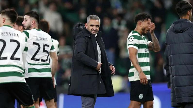 Rui Borges sorri após a vitória histórica do Sporting sobre o PSG