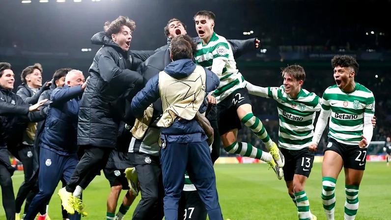 Jogadores do Sporting festejam vitória sobre o PSG