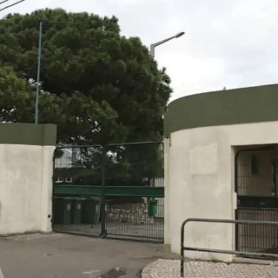 Homens armados entram em escola da Trafaria e disparam
