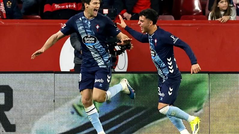 Marcos Alonso, lateral do Celta, celebra em campo