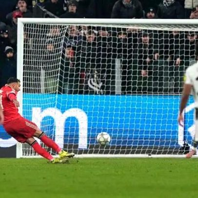Pavlidis escorrega e falha penálti no Juventus-Benfica