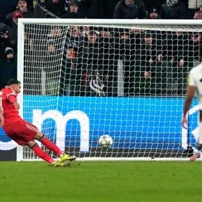 Pavlidis escorrega e falha o penálti em Juventus-Benfica
