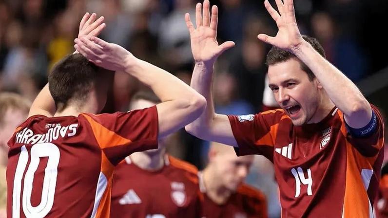 Letónia goleia Geórgia na abertura do Euro'2026 de futsal