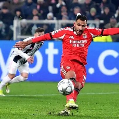 Pavlidis falha o primeiro penálti pelo Benfica