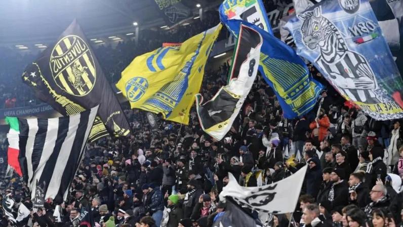 Adeptos da Juventus nas bancadas do Allianz Stadium