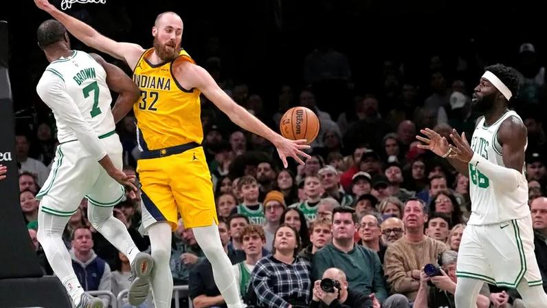 Neemias Queta em ação frente aos Indiana Pacers