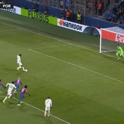 Pênalti para o FC Porto; jogador do Plzen expulso e Samu falha na baliza
