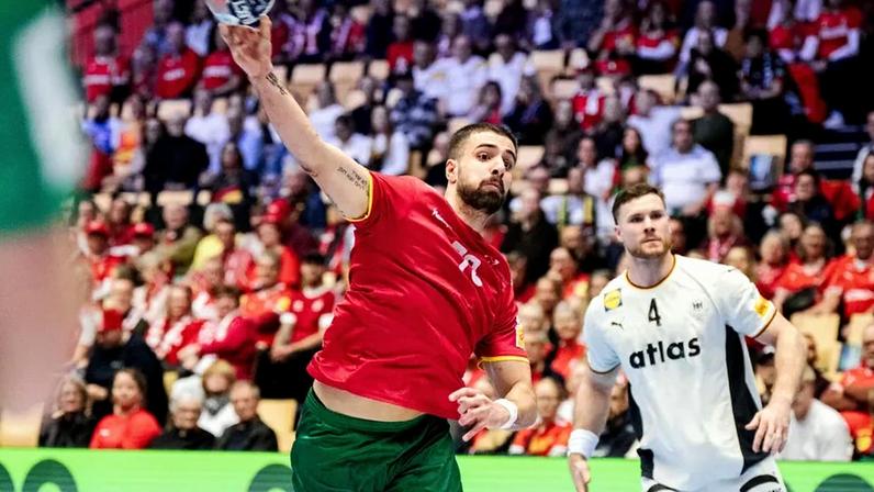 Jogo de andebol com atletas de Portugal e da Alemanha em campo