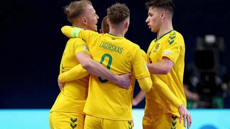 Jogadores da Lituânia a celebrar