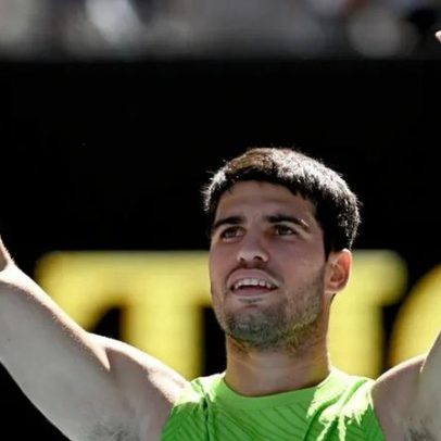 Alcaraz vence Moutet e avança aos oitavos do Open da Austrália