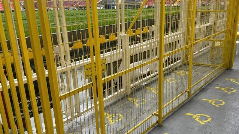 Adeptos do Aston Villa com deficiência queixam-se de terem sido "enjaulados como animais" em Istambul