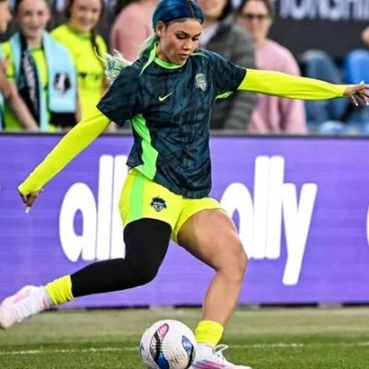 Filha de Dennis Rodman renova contrato e bate recorde salarial no futebol