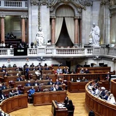 Alargamento da licença parental é aprovado com abstenções do PSD e CDS
