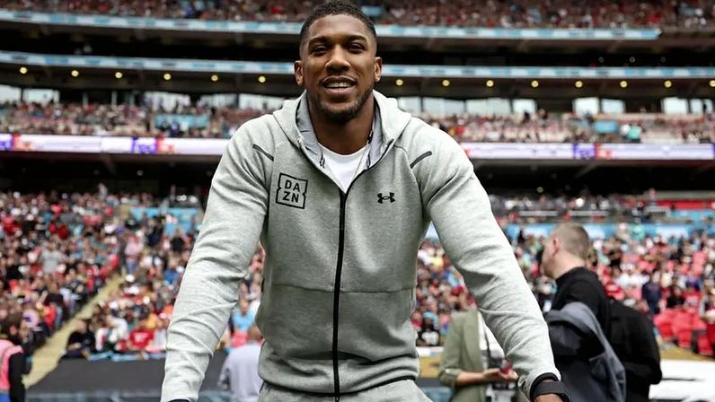 Acidente de viação na Nigéria pode ter graves consequências na carreira de Anthony Joshua