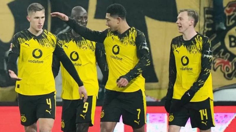 Jogadores do Dortmund celebram vitória em Berlim