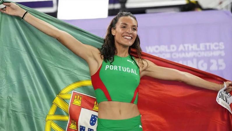 Atleta portuguesa exibe a bandeira nacional em evento de atletismo