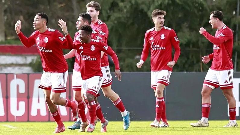 Jogadores do U. Santarém celebram vitória