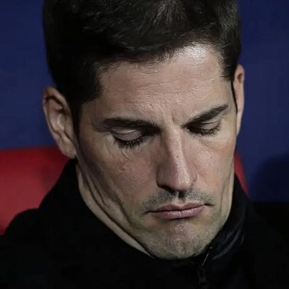Treinador despedido por IA sugeriu viagem que deixaria jogadores sem dormir 28h