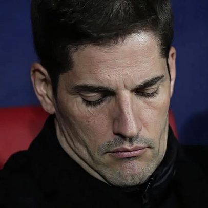 Treinador despedido por IA sugeriu viagem de 28h que deixou jogadores sem sono