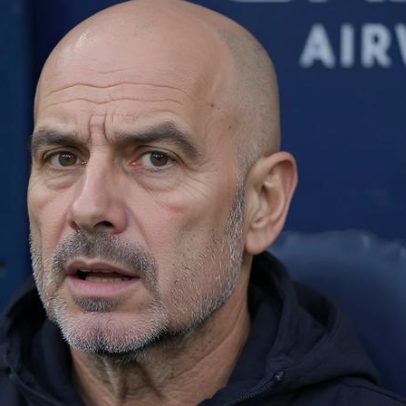 Antigo árbitro inglês critica atitudes de Guardiola: levantou-me do chão
