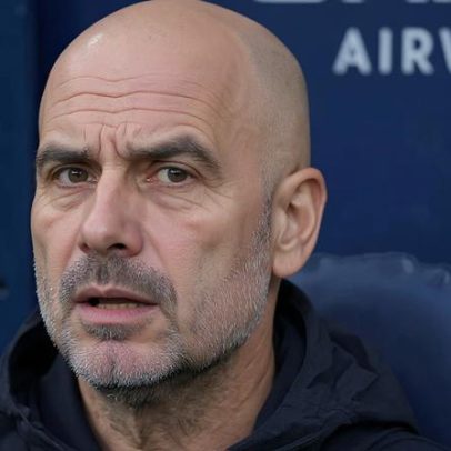 Ex-árbitro inglês critica Guardiola após incidente em que foi levantado do chão