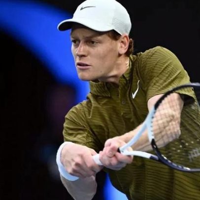 Sinner vence Shelton e enfrenta Djokovic nas meias do Open da Austrália