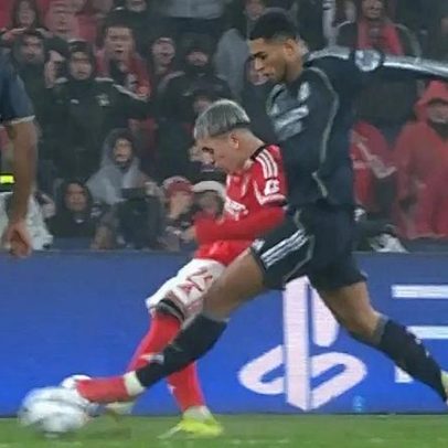 Árbitro aponta penálti para o Benfica e reverte decisão após VAR