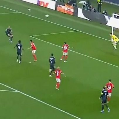 Mbappé surge sem oposição no segundo poste e adianta o Real na Luz