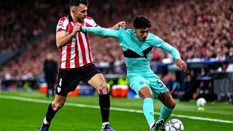 Disputa de bola entre jogadores do Ath. Bilbao e Sporting