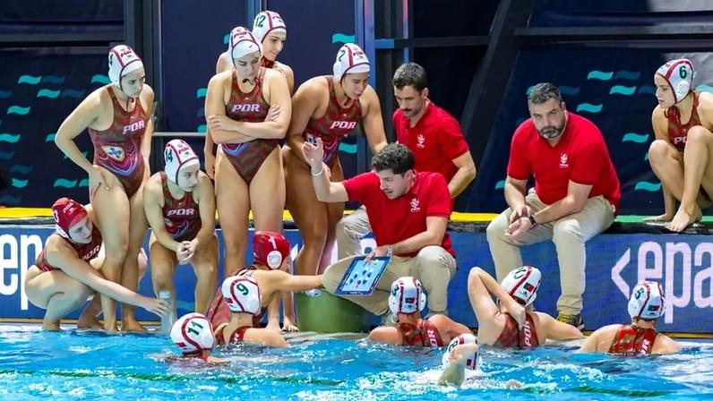 Seleção feminina de polo aquático no Funchal
