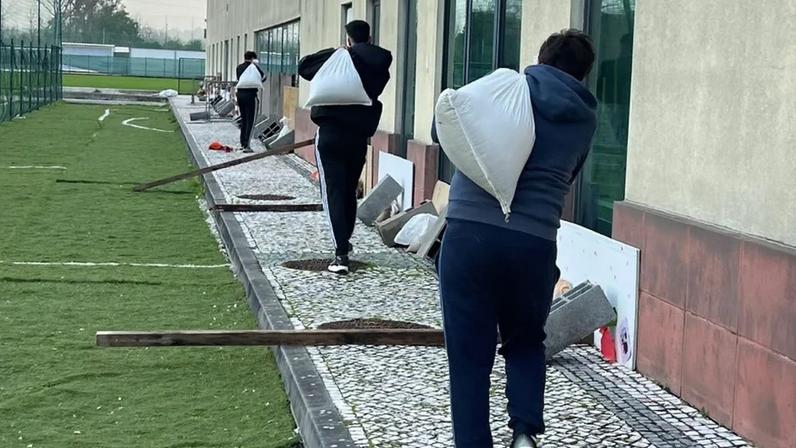 Adeptos da Académica ajudam o clube