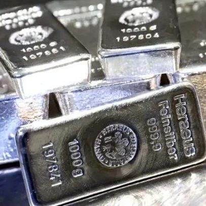 Ouro sofre a maior queda diária desde os anos 80 e prata desvalorizada desde 2008