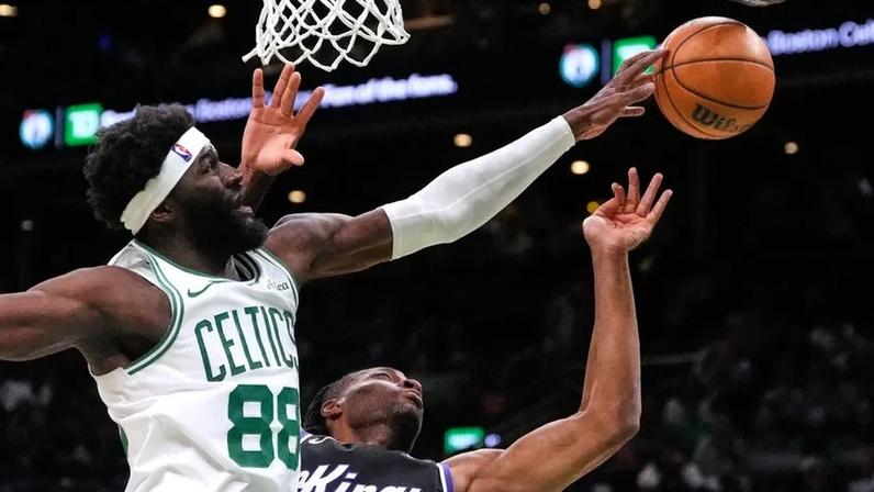 Neemias Queta em ação frente aos Sacramento Kings